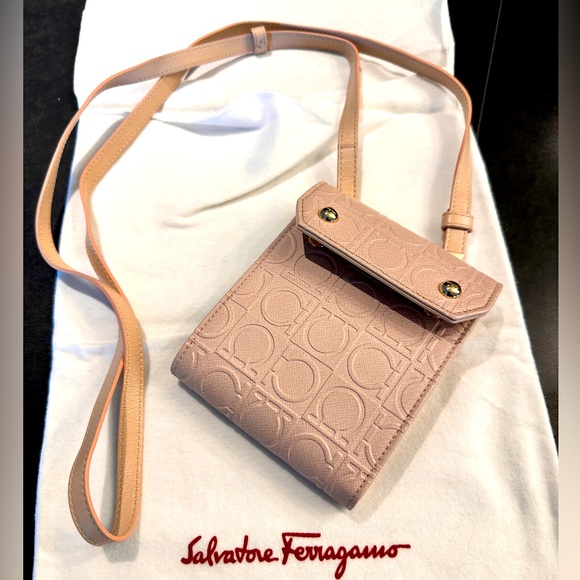 SALVATORE FERRAGAMO
Leather Wallet / with strap as a crossbody bag - Picture 1 of 9